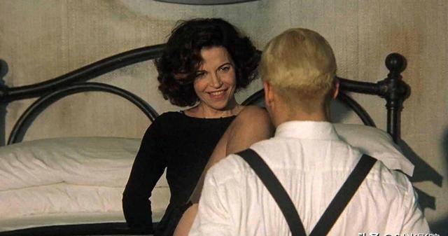 俏皮女学生 视频缩略图