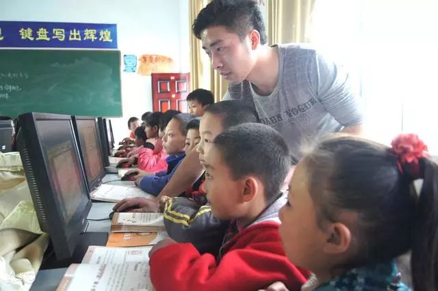 俏皮女学生 视频缩略图