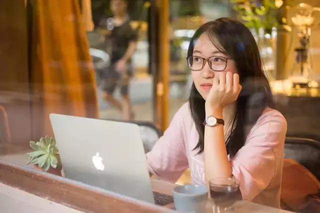 伊丽莎 施莱辛 不同的动物 视频海报