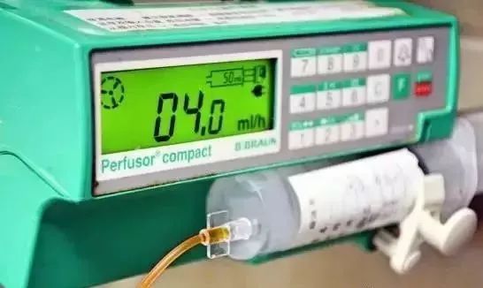 修剪草坪的小黄人